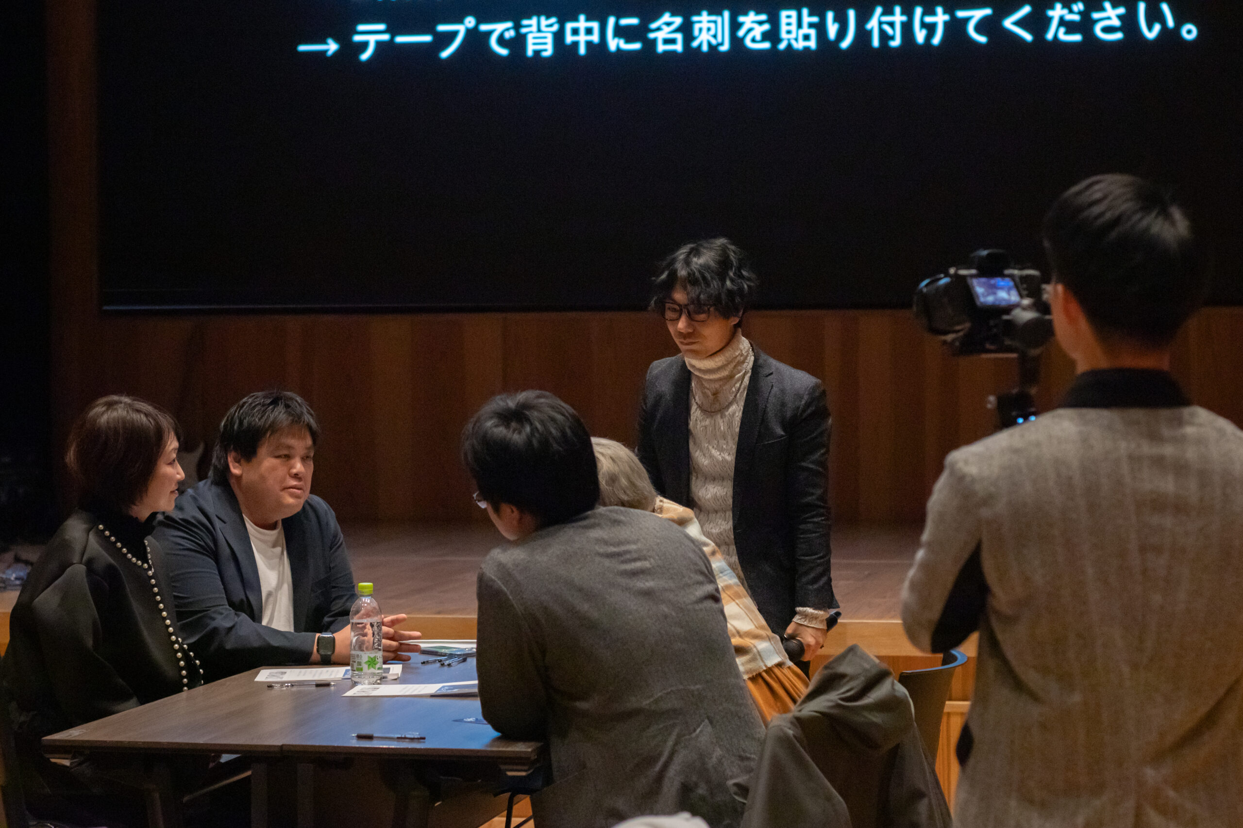 イベントの時にお客様といる黒田周兵
